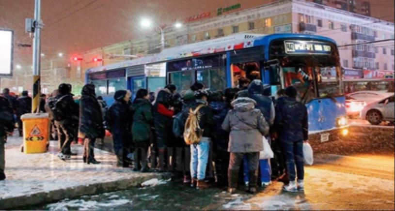 30-40 минут  "Автобус" хүлээж хасах 30 хэмийн хүйтэнд сууж багталгүй ХАЯГДДАГ